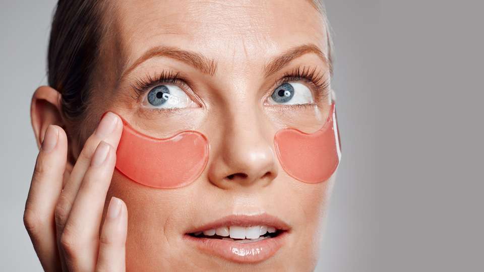 Cómo eliminar las bolsas debajo de los ojos sin cirugía [Tratamientos 2025]